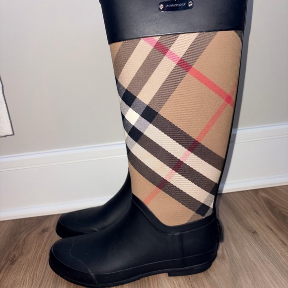 Burberry Black and Tan Winter Rain Boots - Picture 2 of 3